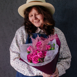 51. Классический малиновый букет с кустовыми розами