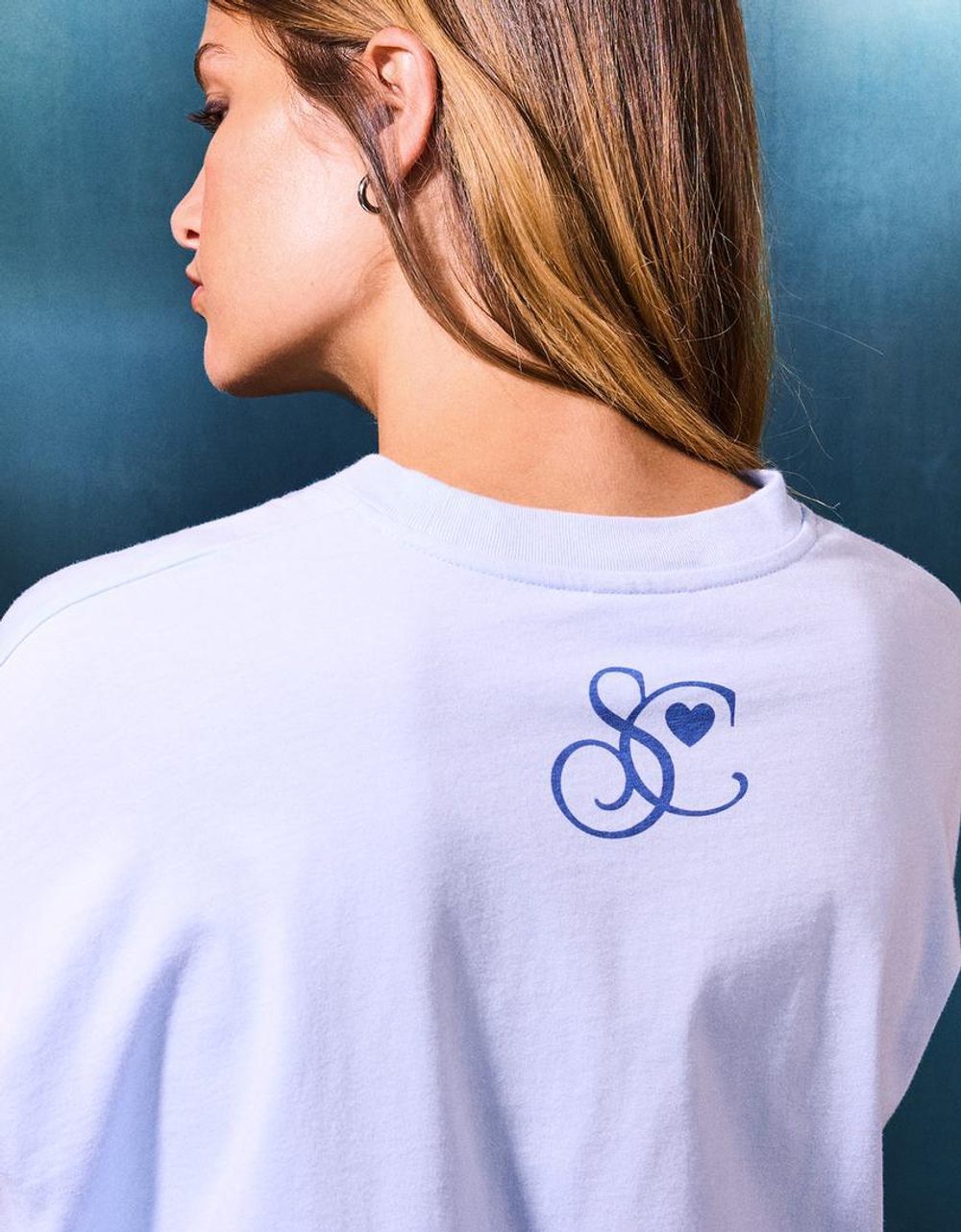 BERSHKA Футболка с коротким рукавом и принтом Sabrina Carpenter, светло-голубой