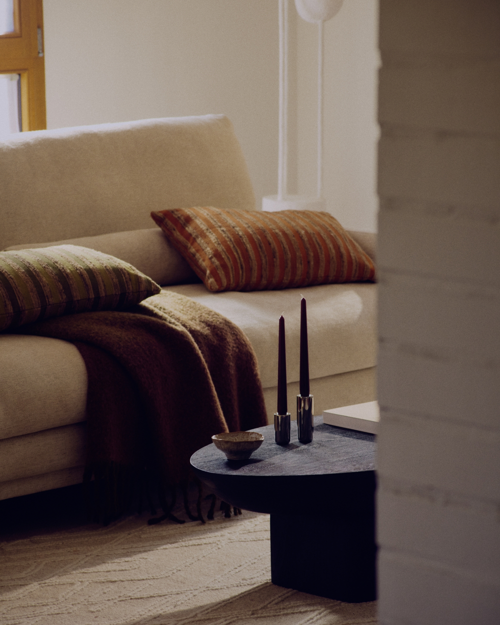 Ovak Журнальный столик из акации с чёрной отделкой 140 x 70 см