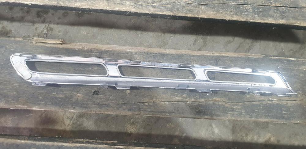 Молдинг решетки радиатора Mercedes GL GLS (X166) 15-19 Б/У Оригинал A1668881985