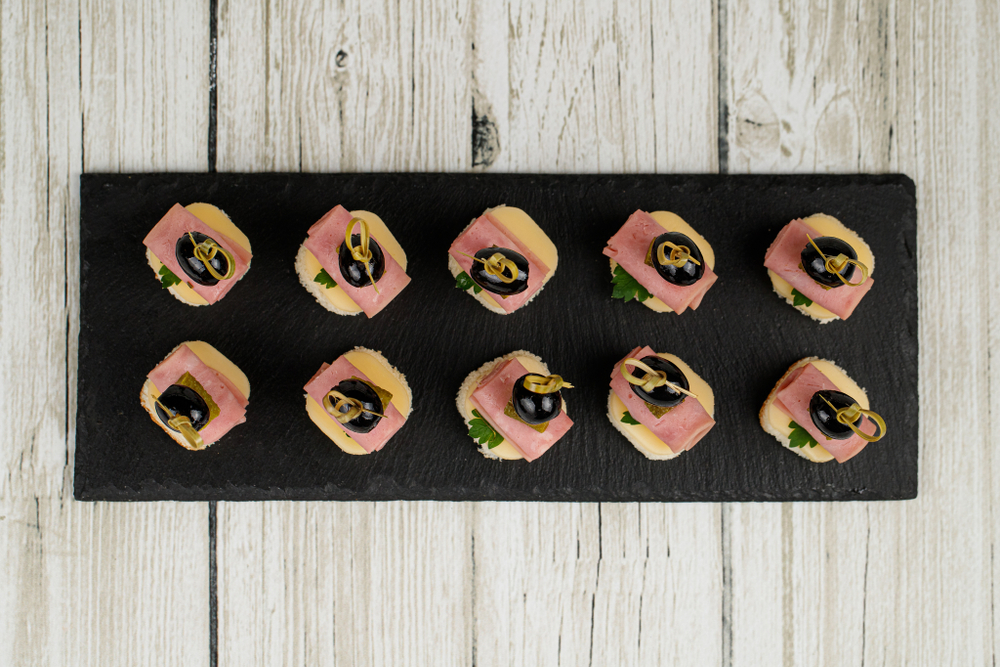 Канапе ветчина, сыр, корнишон, маслина