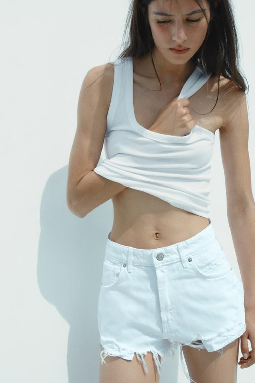 ZARА ДЖИНСОВЫЕ ШОРТЫ TRF С ВЫСОКОЙ ПОСАДКОЙ, БЕЛЫЙ