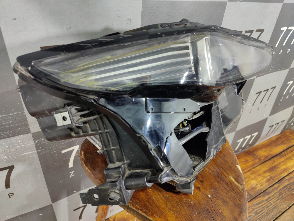 Фара правая LED Mazda CX-30 19-нв Б/У Оригинал DFR751030