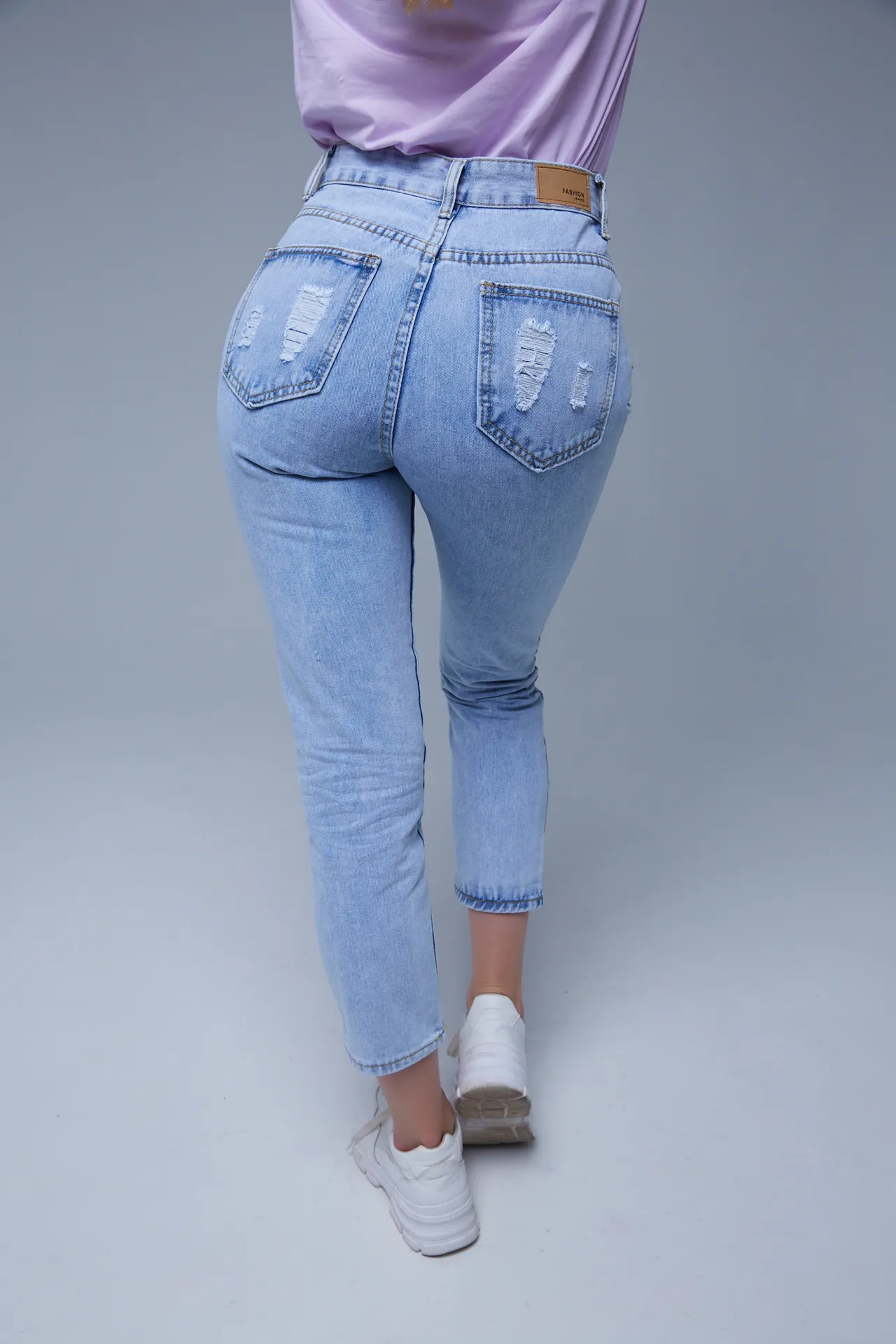 Женские голубые джинсы с потертостями оптом