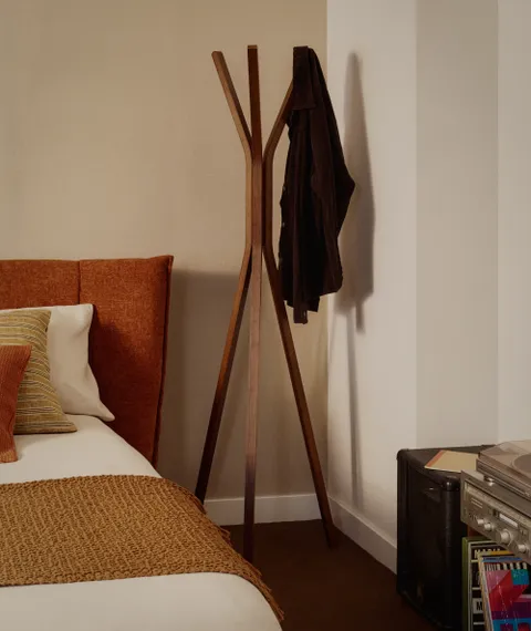 Напольная вешалка Benzara орех