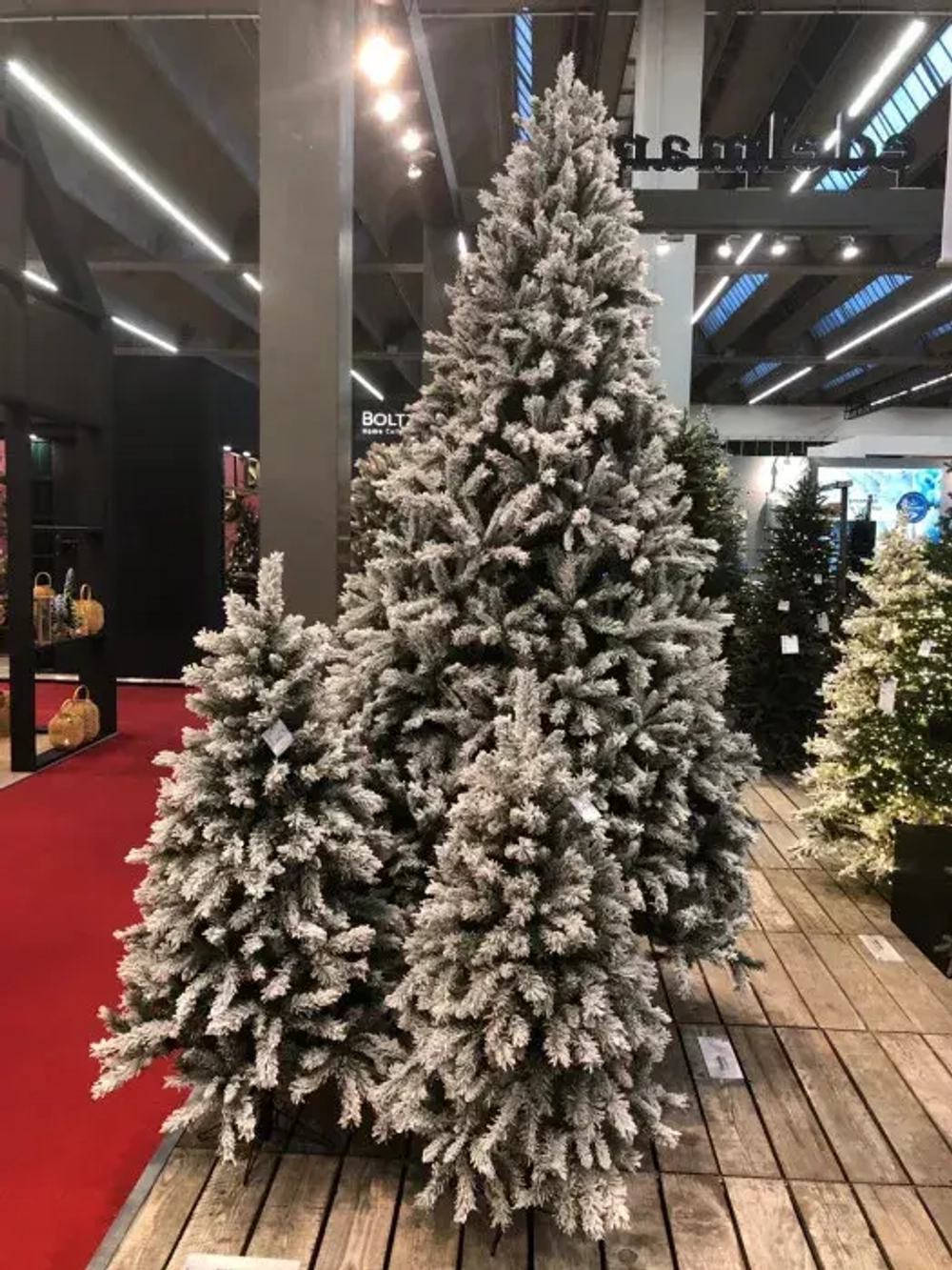 Ель Атлантида заснеженная 215 см., 264 LED ламп, ПВХ, Black Box (74363)