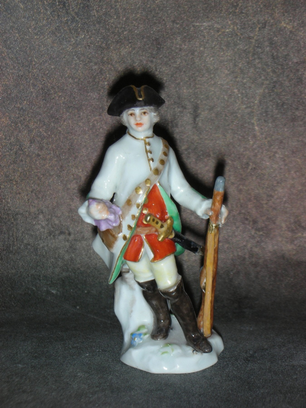 Статуэтка. Фарфор. Охотник с ружьем. MEISSEN. Германия