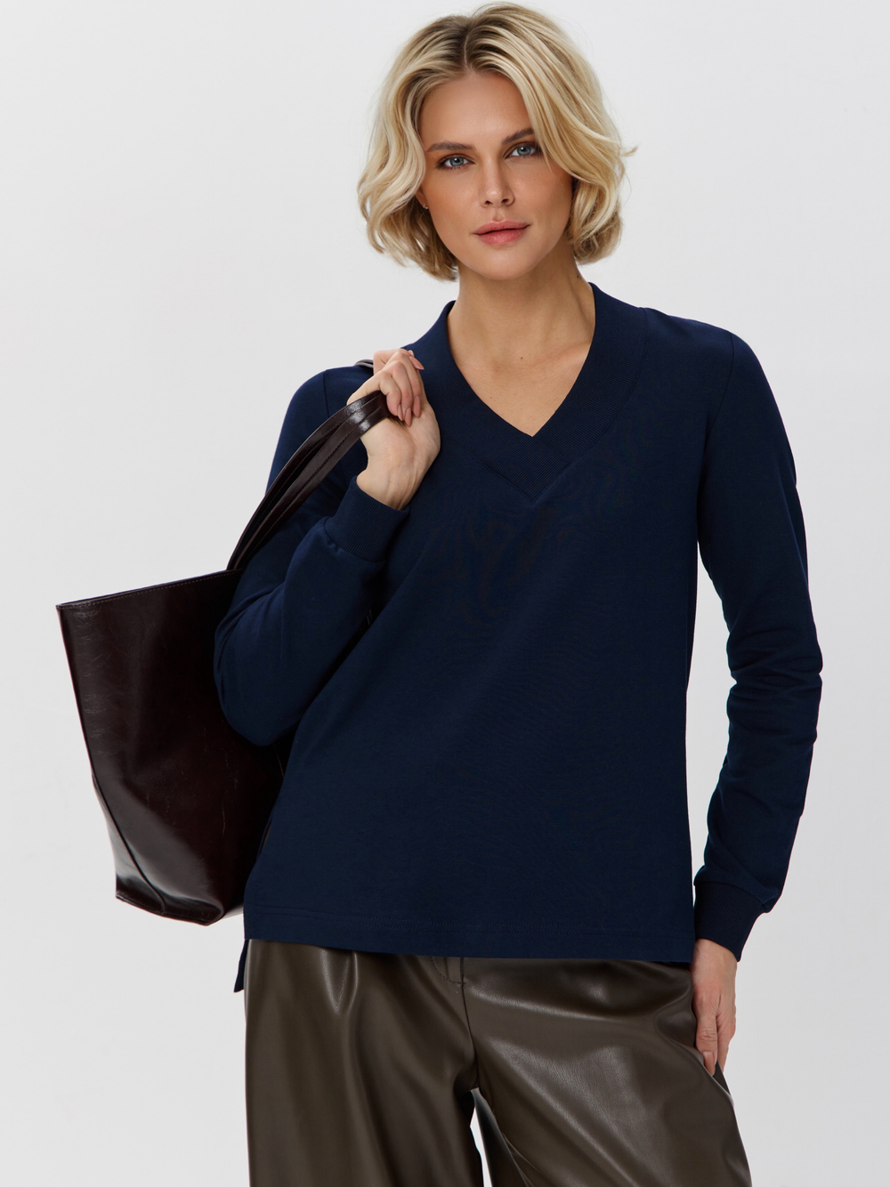 Джемпер с V-вырезом и удлиненной спинкой