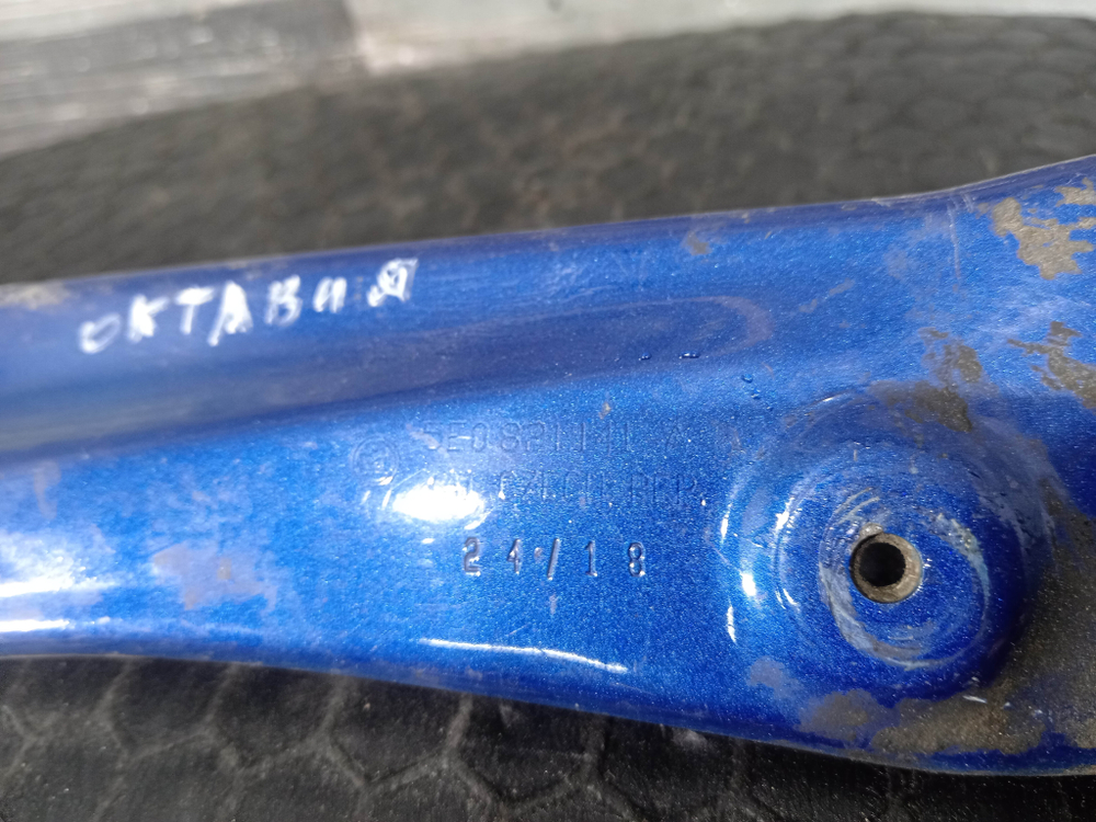 Кронштейн крыла переднего левого Skoda Octavia 3 (A7) 13-20 Б/У Оригинал 5E0821141A