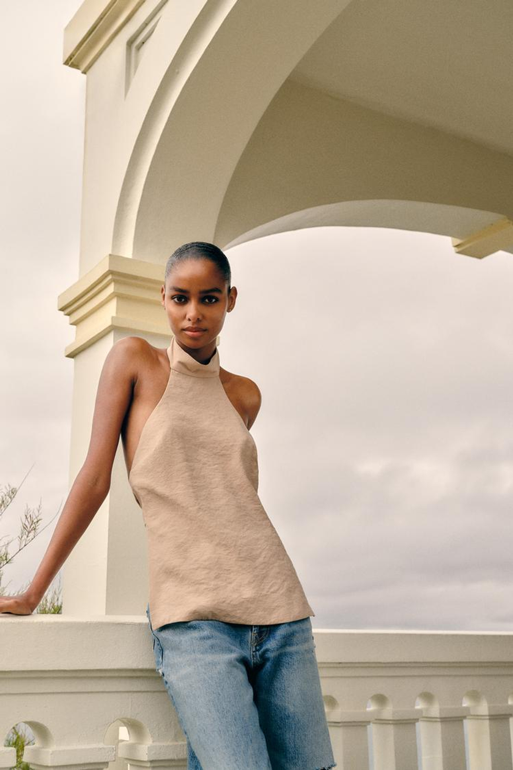 ZARA СТРУЯЩИЙСЯ ТОП С ГОРЛОВИНОЙ ХАЛТЕР И ОТКРЫТОЙ СПИНОЙ, КАМЕННО-СЕРЫЙ