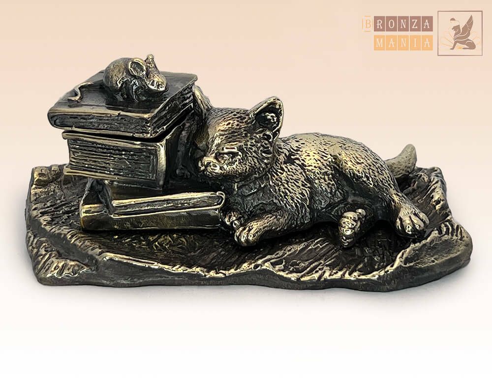 фигурка Шкатулка Котенок с книгой на коврике