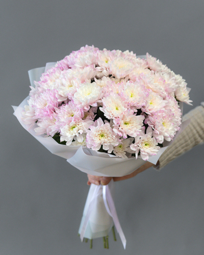 Нежно-розовый букет из кустовой хризантемы