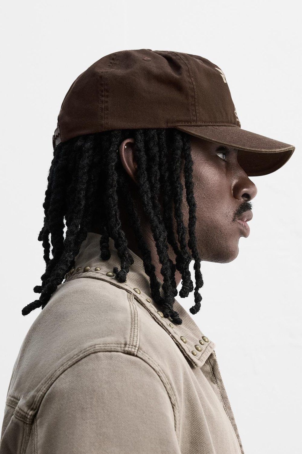 ZARA КЕПКА С ЭФФЕКТОМ ПОТЕРТОСТИ И ПРИНТОМ, КОРИЧНЕВЫЙ