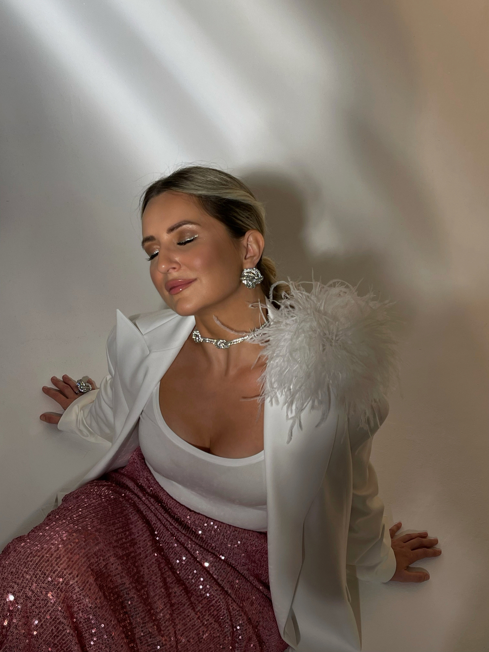 Брошь с белыми перьями