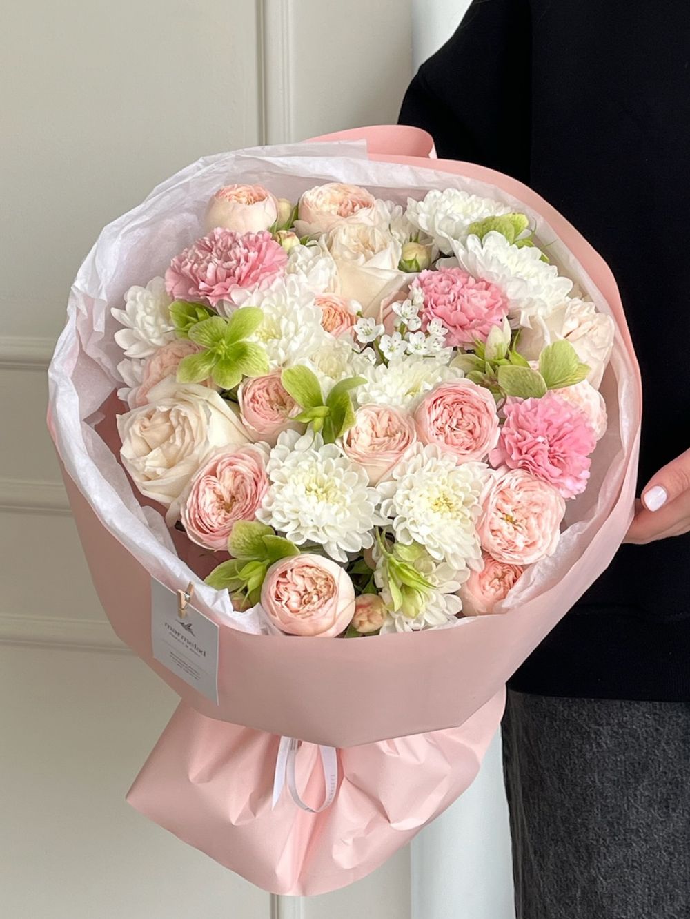 Букет сборный из кустовых пионовидных роз, хелеборуса, аллиума и одноголовых роз