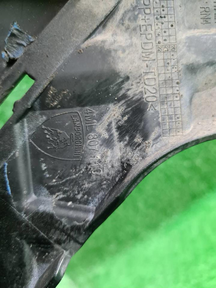 Юбка переднего бампера Lamborghini Urus 2017-2022