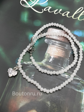 Колье-чокер белое (луна) с подвеской в форме сердца