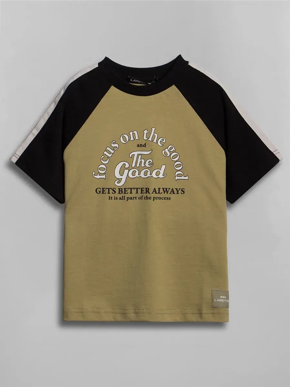 Бежевая спортивная футболка для мальчика