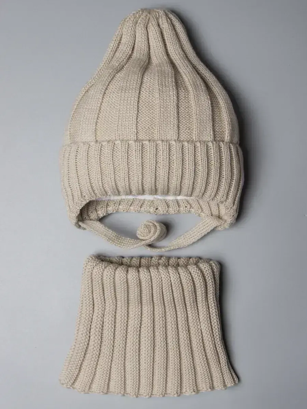 Шапка детская на осень и снуд с завязками