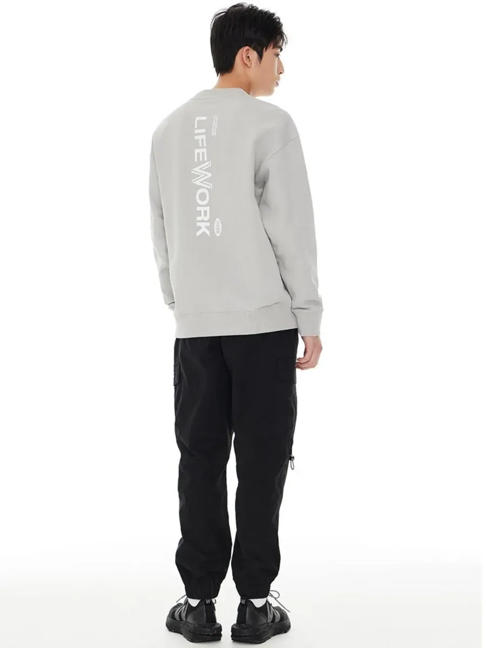 Брюки-джоггеры в стиле карго с молниями на карманах