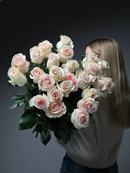 Букет из 25 нежно розовых роз под ленту