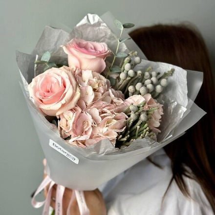 Нежный авторский букет из розовых роз, пышной гортензии и брунии. Букет 1214