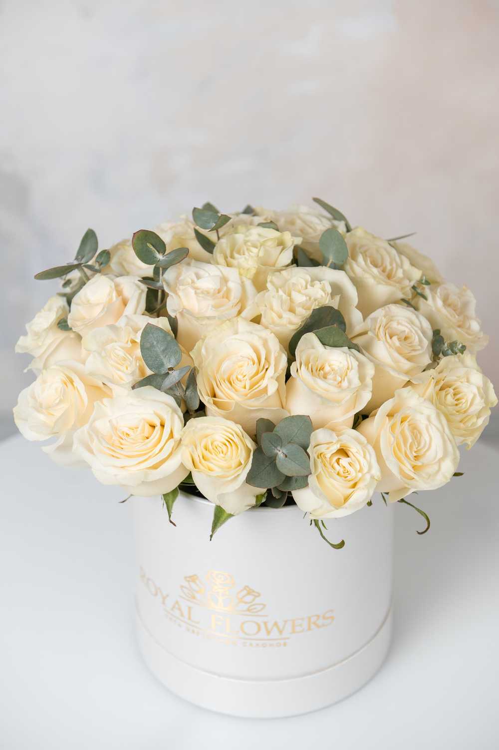 Бокс с белыми розами