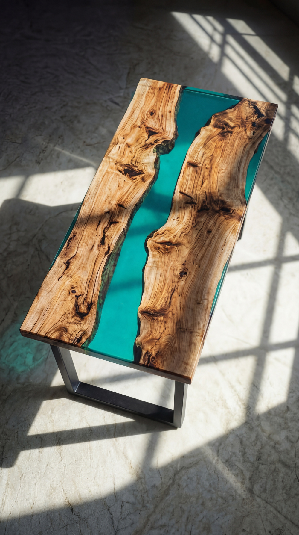 Стол из карагача с бирюзовой смолой