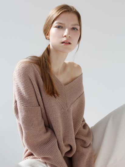 AIM  с V-образным вырезом Цвет пыльно_ розовый. 50% шерсть мериноса.