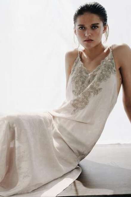 ZARA ЖАККАРДОВОЕ ПЛАТЬЕ С ВЫШИВКОЙ — ZW COLLECTION, ЖЕМЧУЖНО-СЕРЫЙ