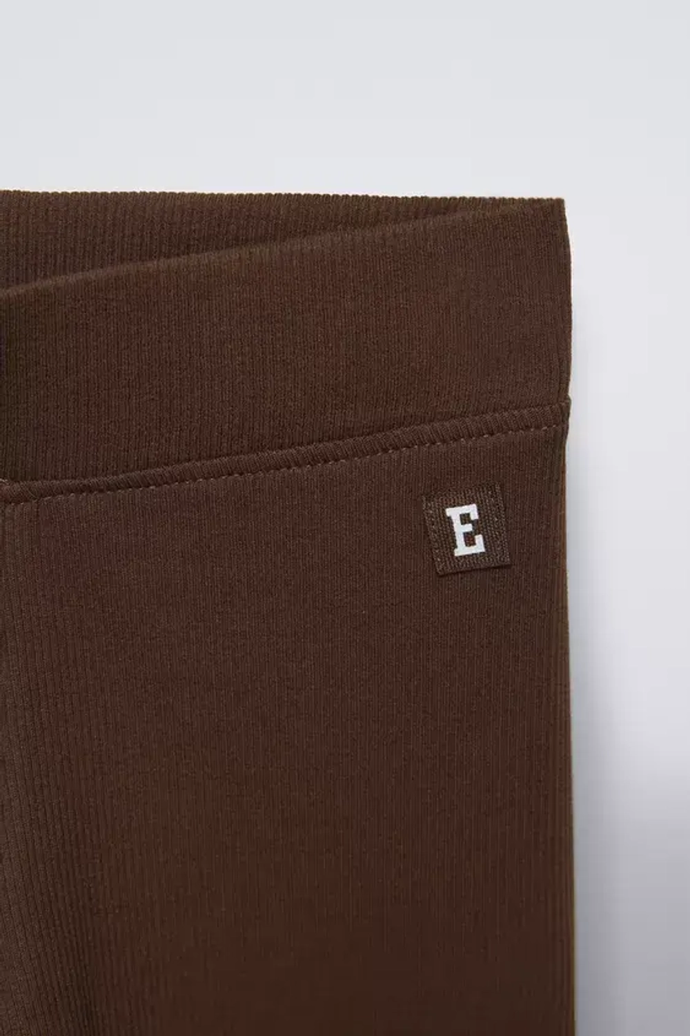 ZARA ЛЕГИНСЫ В РУБЧИК С НАШИВКОЙ, ТЕМНО-КОРИЧНЕВЫЙ