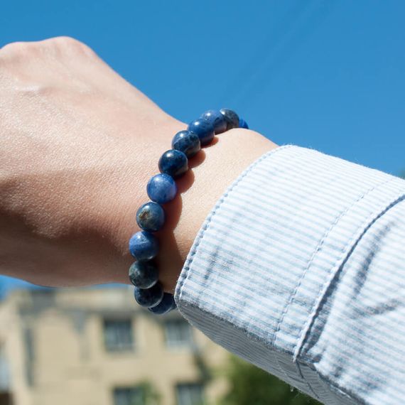 Браслет из Содалита вид на руке