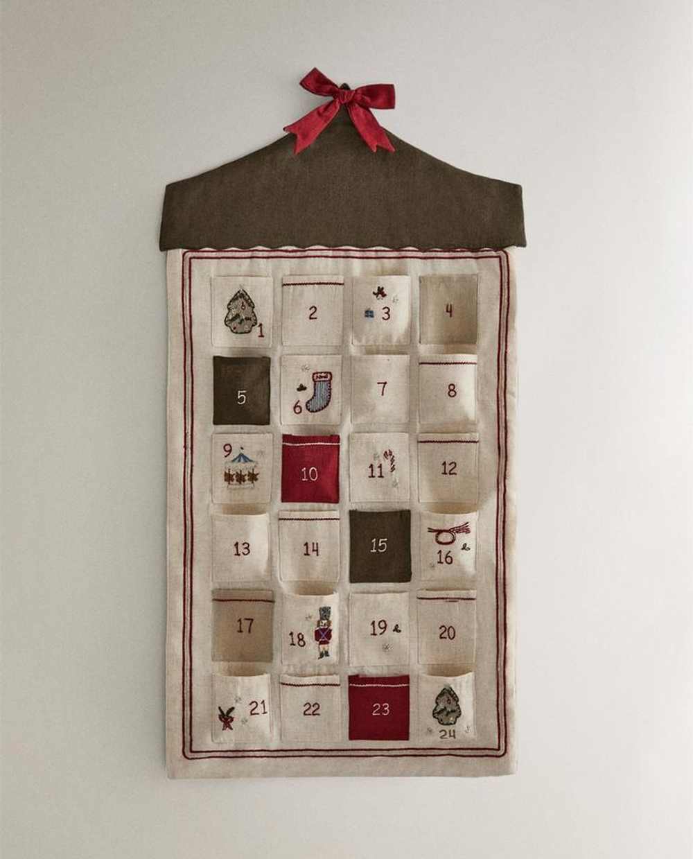 ZARA HOME РОЖДЕСТВЕНСКИЙ ВЫШИТЫЙ АДВЕНТ-КАЛЕНДАРЬ, РАЗНОЦВЕТНЫЙ