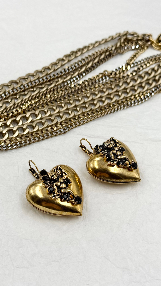 Серьги дутое сердце с ангелом со стрелой и черными кристаллами на каталонском замке, золото антик