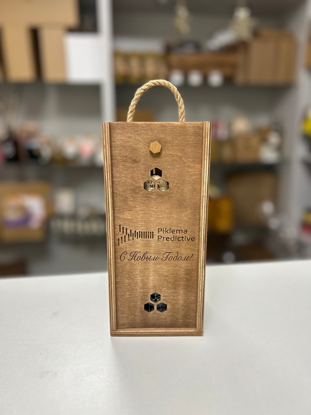 Корпоративный подарочный набор с брендированием в деревянном ящике с медом и чаем