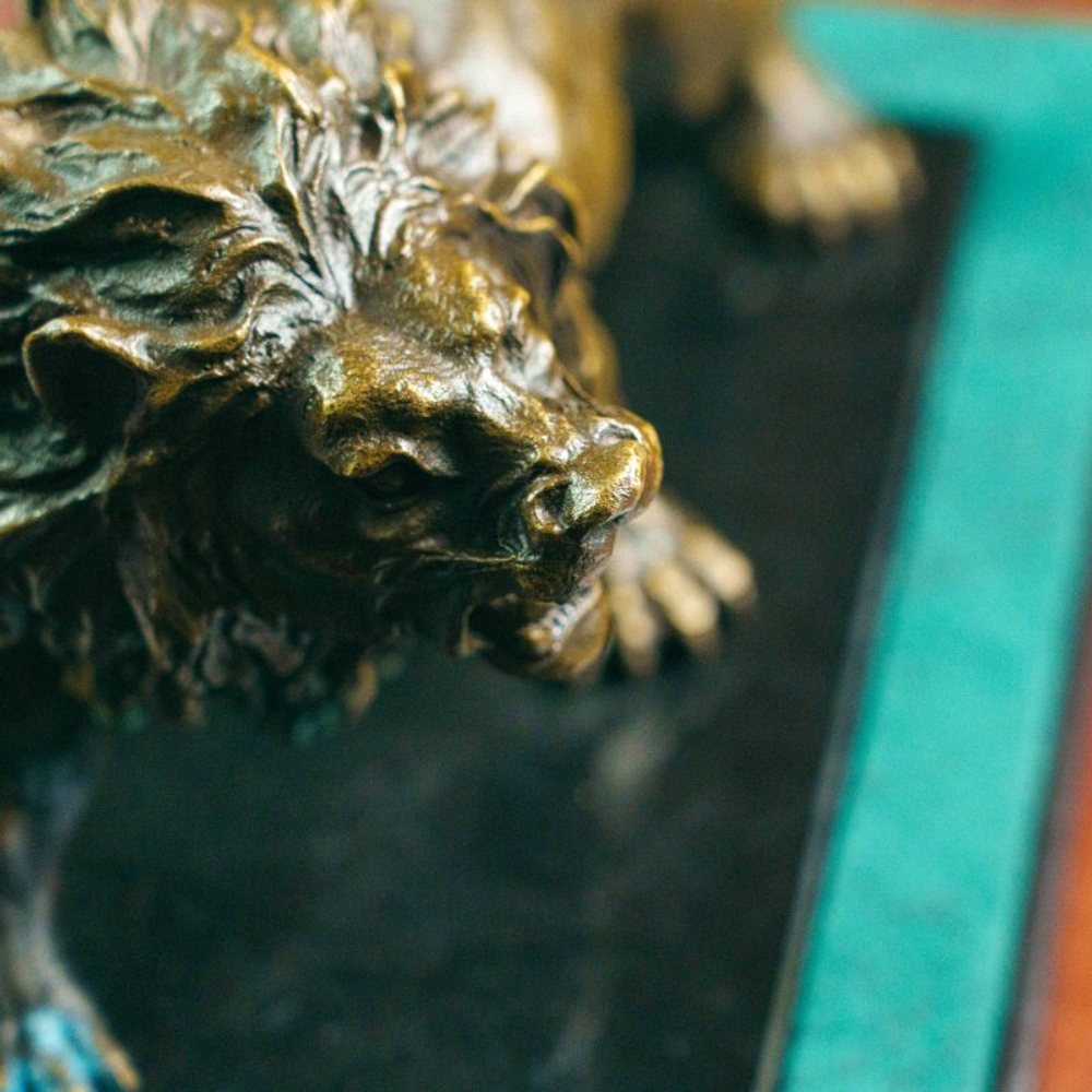 Кабинетная скульптура «Ревущий лев»