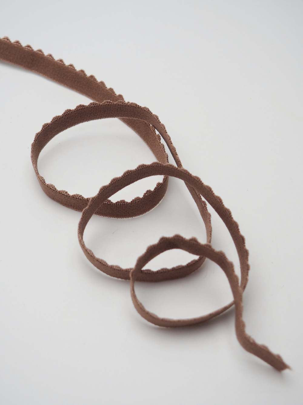 Резинка отделочная коричневая 12 мм с учетом фестона