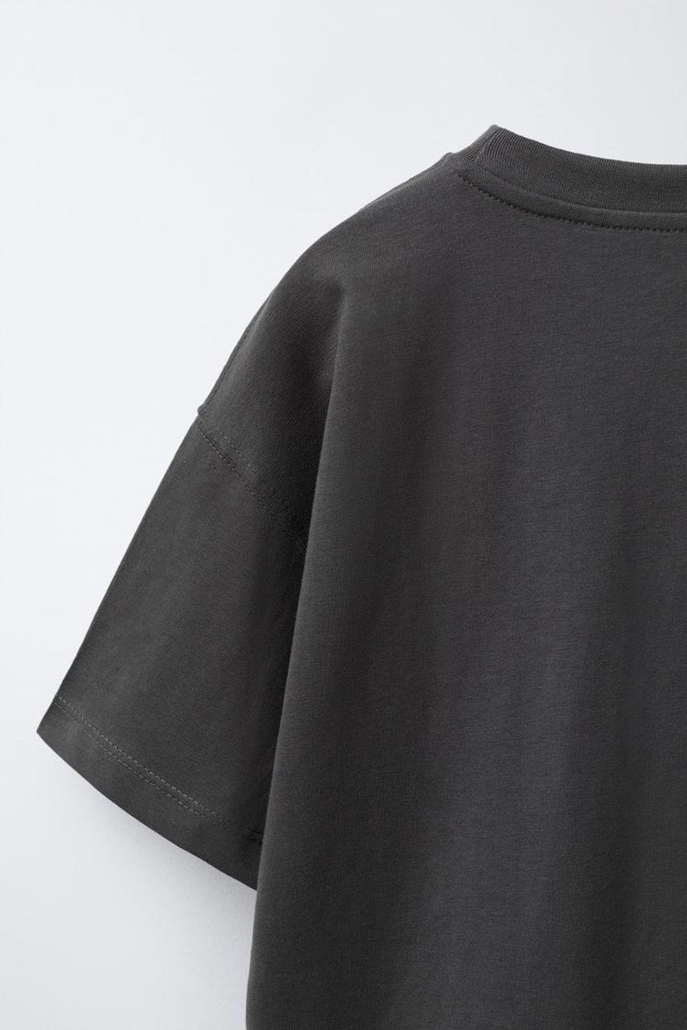 ZARA ФУТБОЛКА С ПРИНТОМ ГРАФФИТИ, ТЕМНЫЙ АНТРАЦИТ