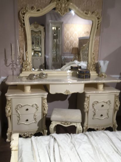 Стол туалетный  ДЖОКОНДА с пуфом и зеркалом крем глянец