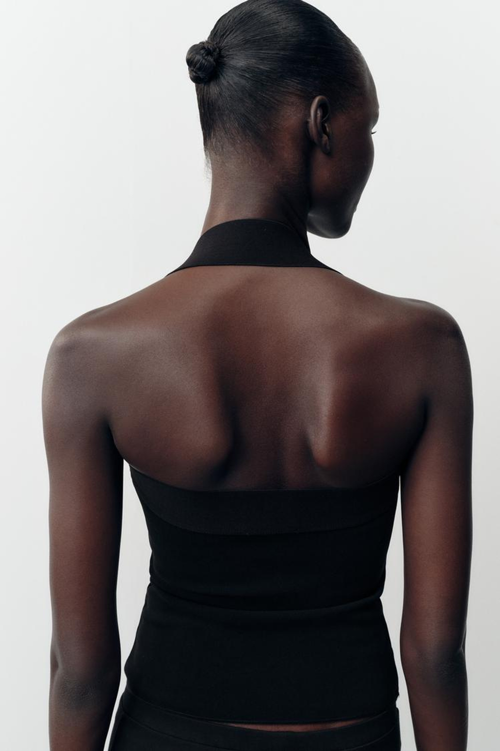 ZARA ЭЛАСТИЧНЫЙ ТОП С ГОРЛОВИНОЙ ХАЛТЕР, ЧЕРНЫЙ