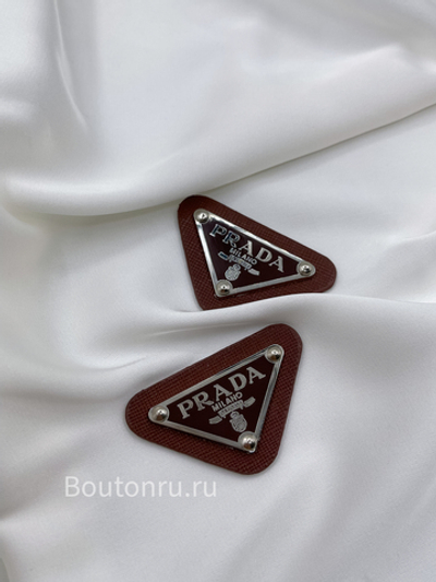 Логотип металлический Прад. темно-коричневый на коже серебро