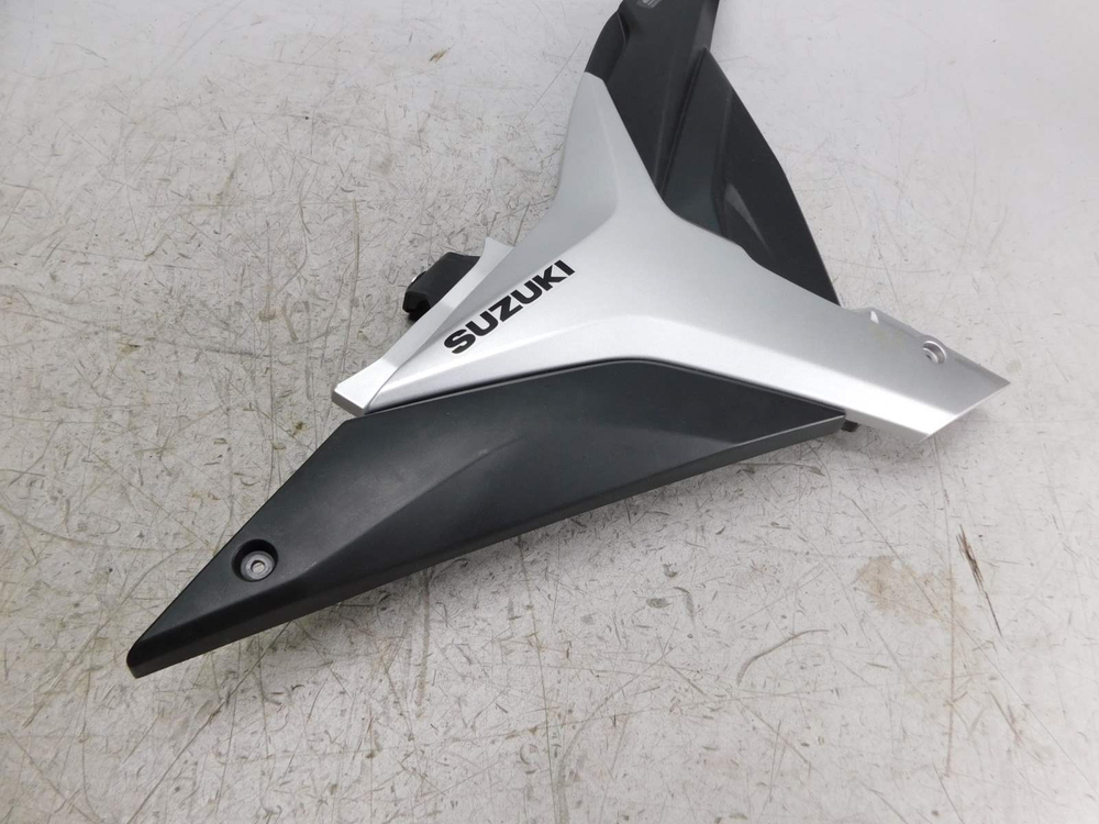 пластик боковой правый Suzuki Gixxer 150 47111-34J