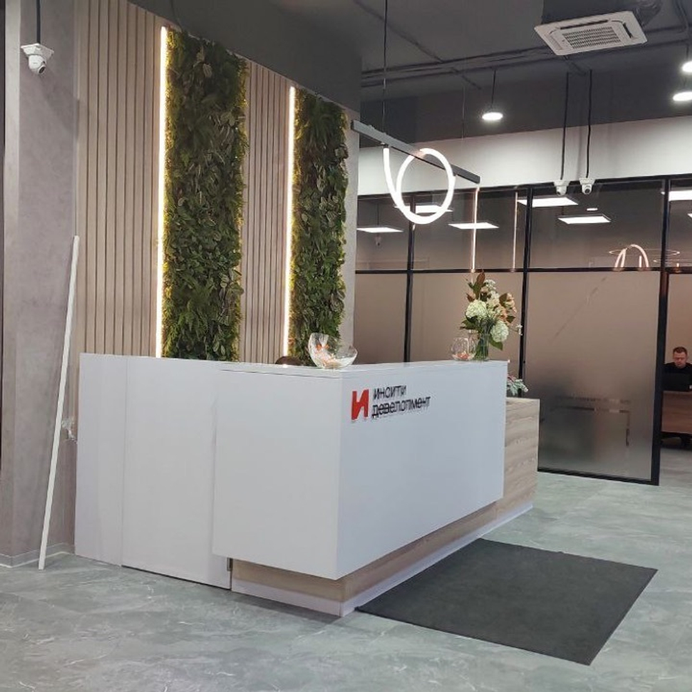 Вертикальное озеленение искусственной зеленью офиса продаж «Любимово» строительной компании «Инсити».