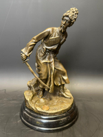 Бронзовая скульптура «Черкес, заметивший врага»