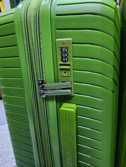 Чемодан Средний (М) полипропилен "Mironpan" съёмные колёса