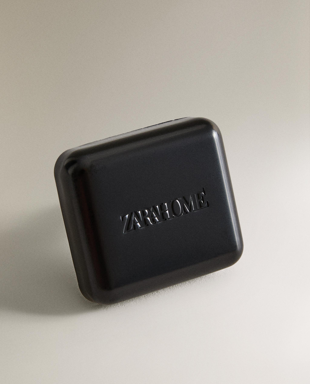 Zara Home Ароматизатор для автомобиля Poetic Mind 20 мл, аромат ароматический, Золотой