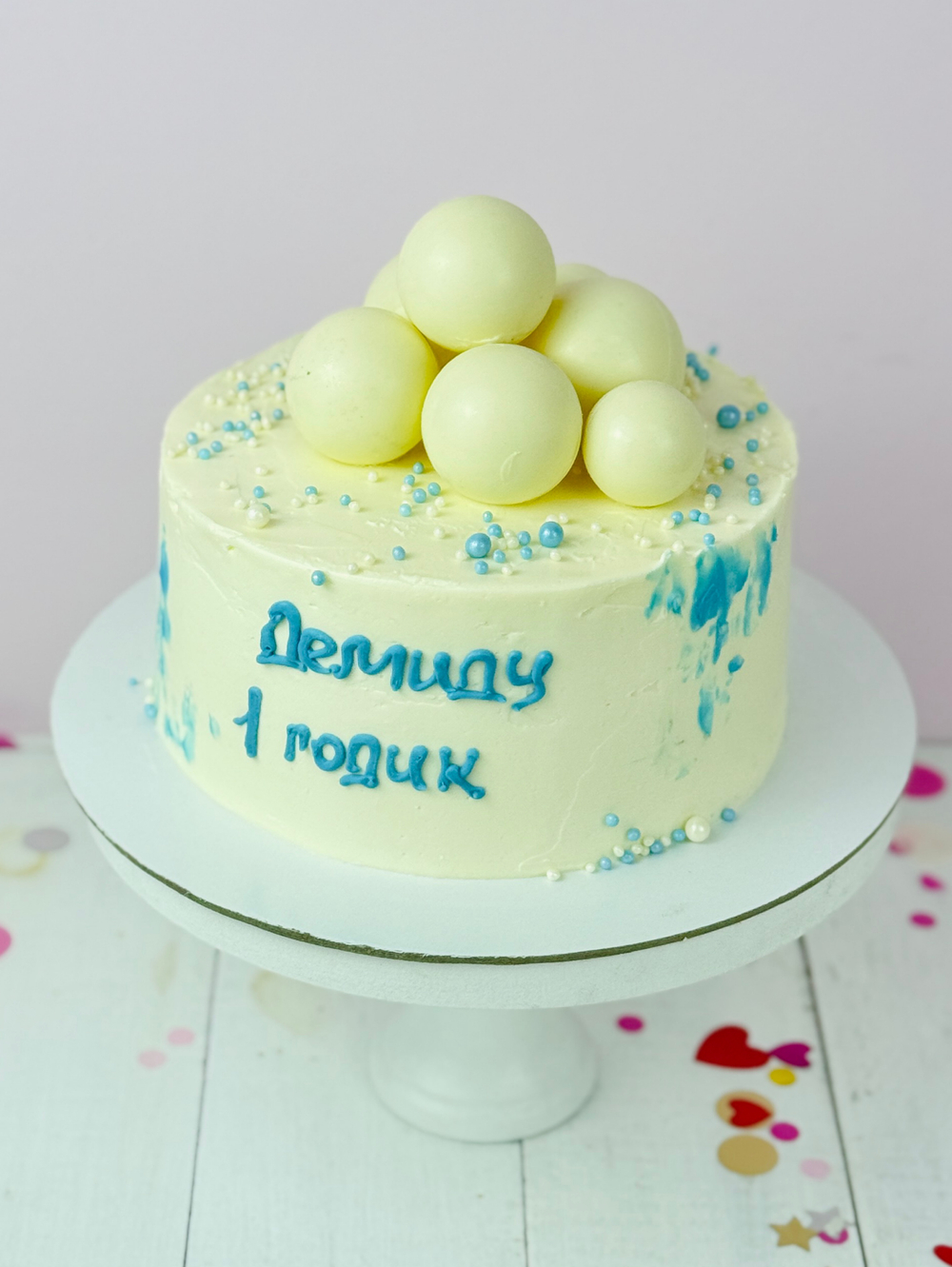 Торт мальчику на годик с белыми шоколадными шарами