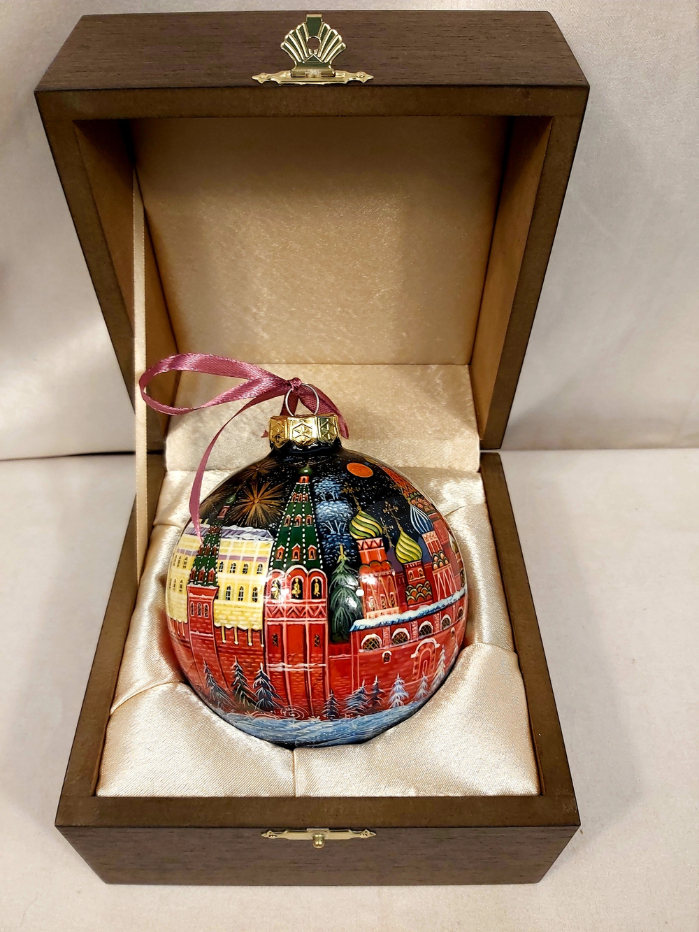 Шар новогодний с круговой росписью Палех "Москва" на черном в футляре