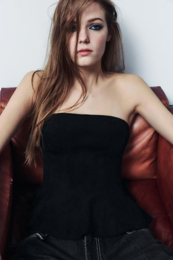 ZARA ТОП ИЗ ИСКУССТВЕННОЙ ЗАМШИ С ОТКРЫТЫМИ ПЛЕЧАМИ И БАСКОЙ, ЧЕРНЫЙ