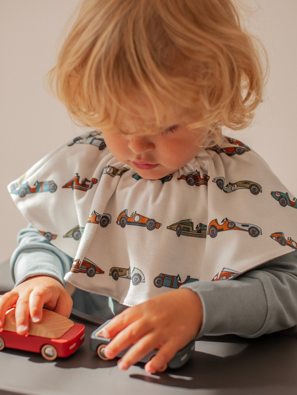 Двусторонний нагрудник Mjölk Retro Cars